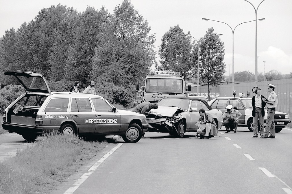 Unfallforscher an einem Unfallort