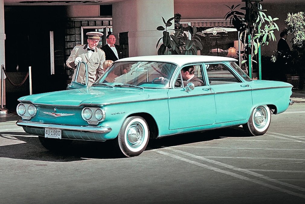 historisches Farbfoto: Chevrolet Corvair Limousine