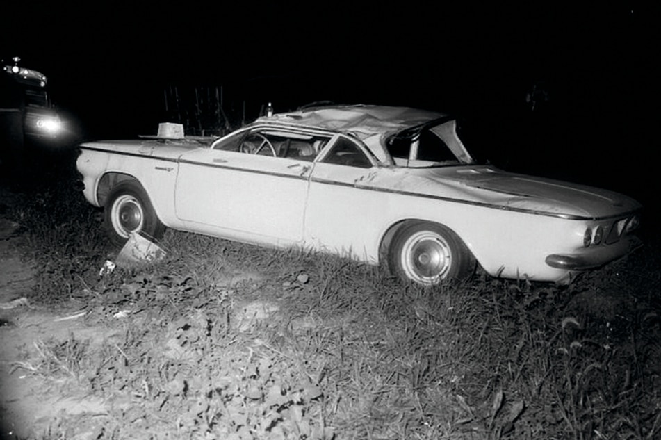 historisches Schwarzeweißfoto: Chevy Corvair mit eingedrücktem Dach