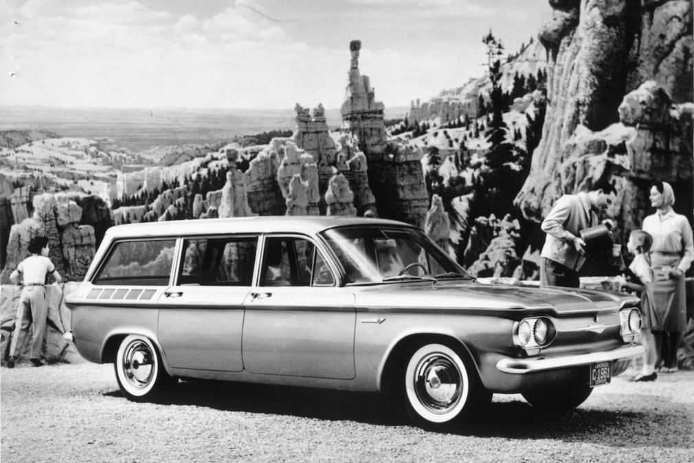 historisches Schwarzweißfoto: Chevy Corvair Kombi