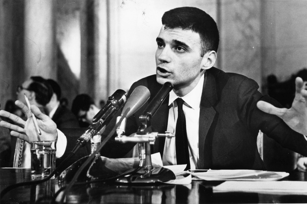 historisches Schwarzweißfoto, Ralph Nader spricht vor Mikrofonen