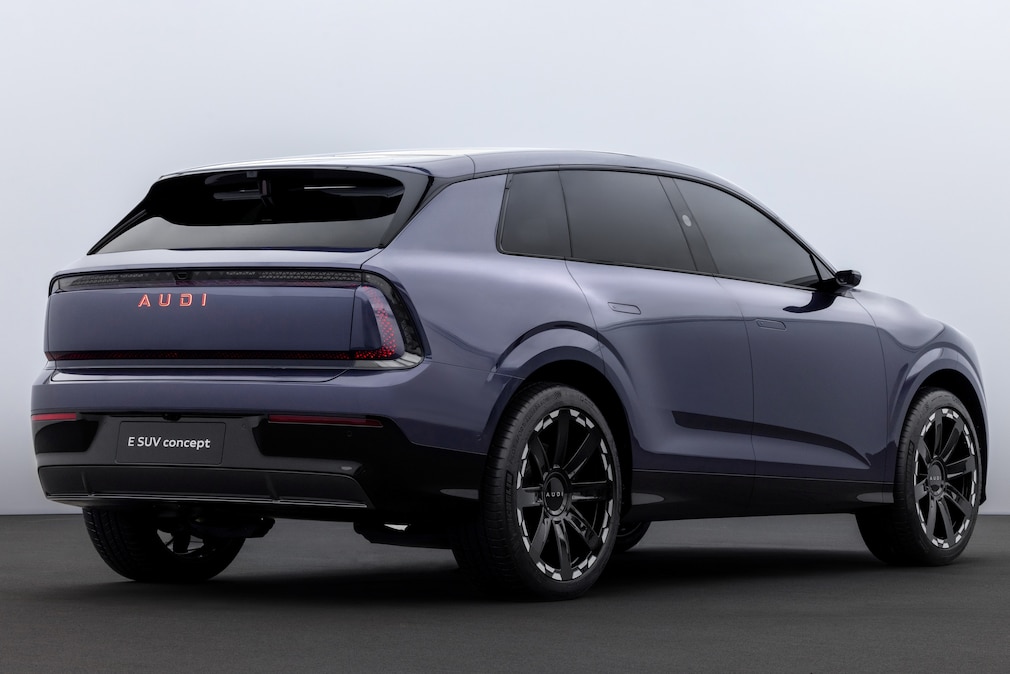 AUDI E SUV Concept schräg von hinten auf grauem Studiohintergrund.