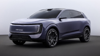 AUDI E SUV Concept schräg von vorn mit glatten Flächen und großem Grill.