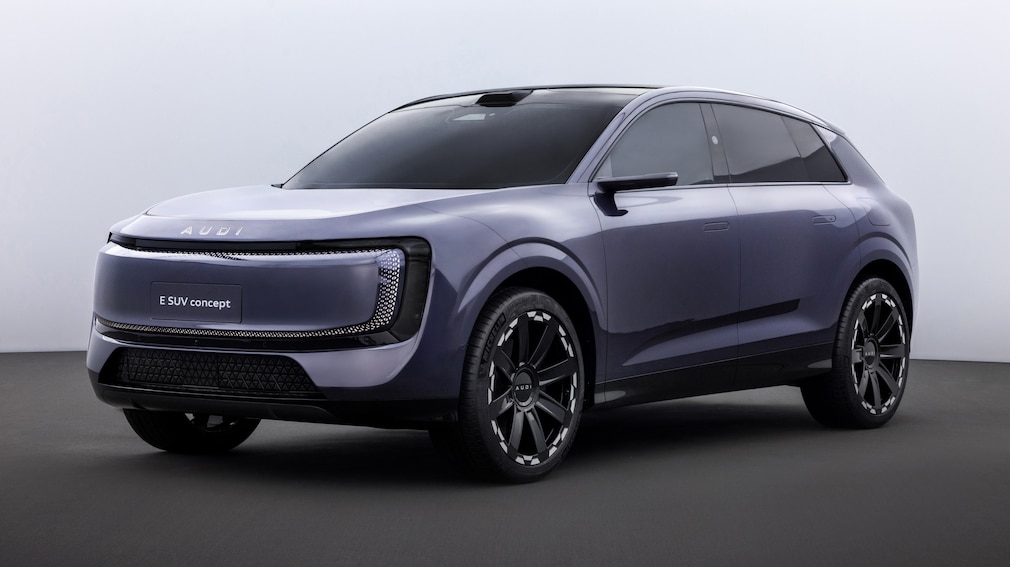 AUDI E SUV Concept schräg von vorn mit glatten Flächen und großem Grill.