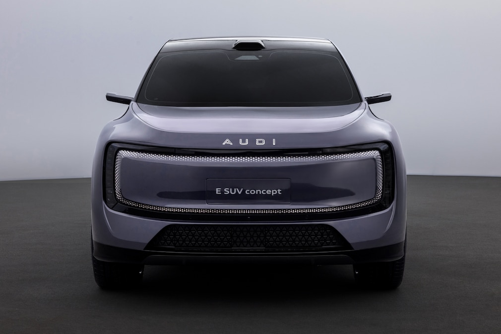 AUDI E SUV Concept von vorn mit geschlossener Frontpartie