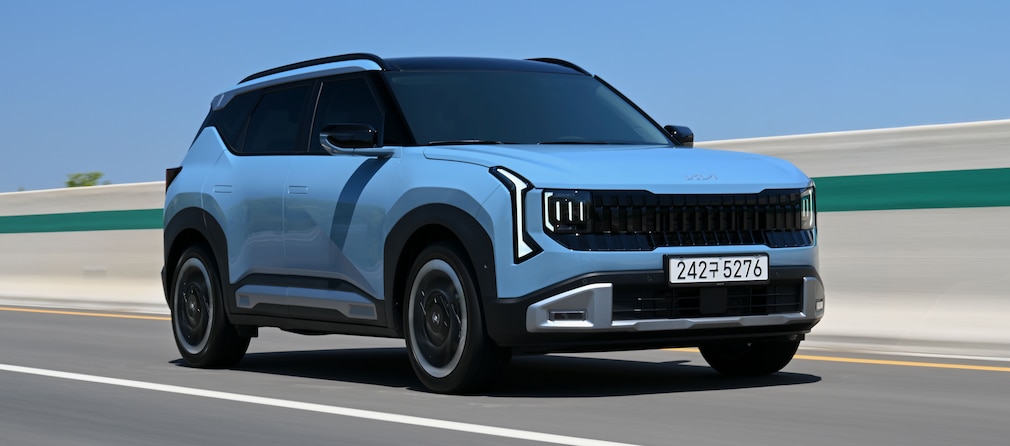 Kia Seltos fahrend auf einer Autobahn.