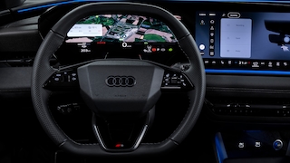 Das neue Mittelklasse-Lenkrad mit Knöpfen.