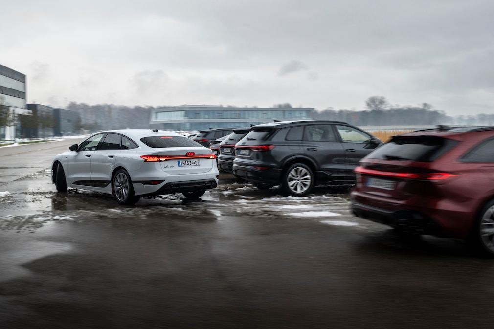 Ein Audi parkt zwischen mehreren bereits geparkten Modellen der Marke rückwärts ein.