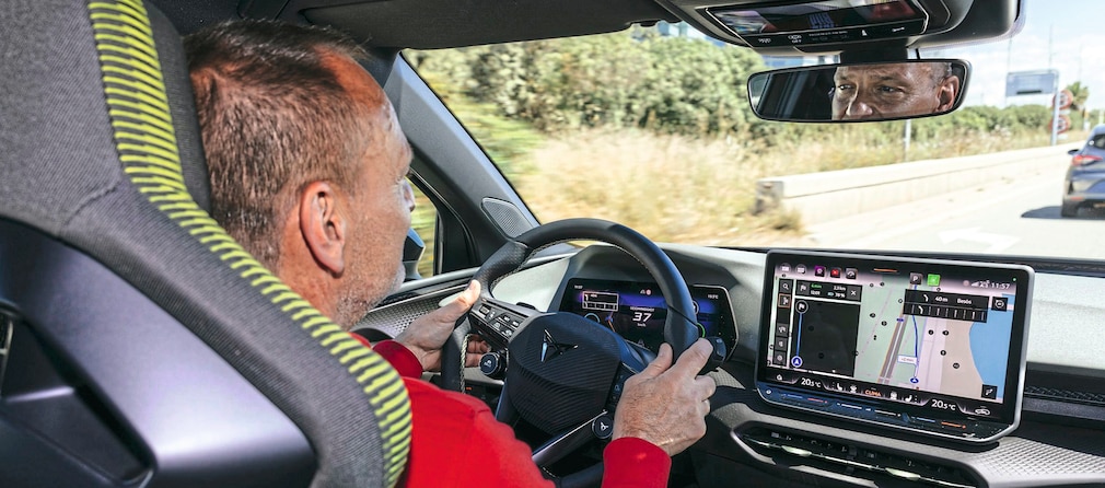 Cupra Raval VZ Extreme fährt in er Stadt