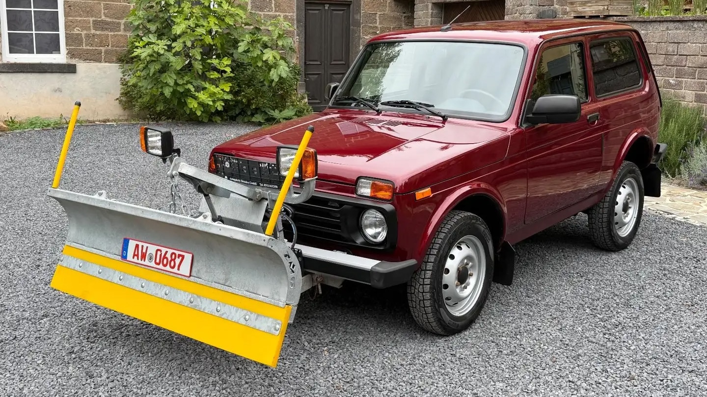 Er-r-umt-alles-weg-Winterdienst-Profi-mit-Schneeschild-zu-verkaufen