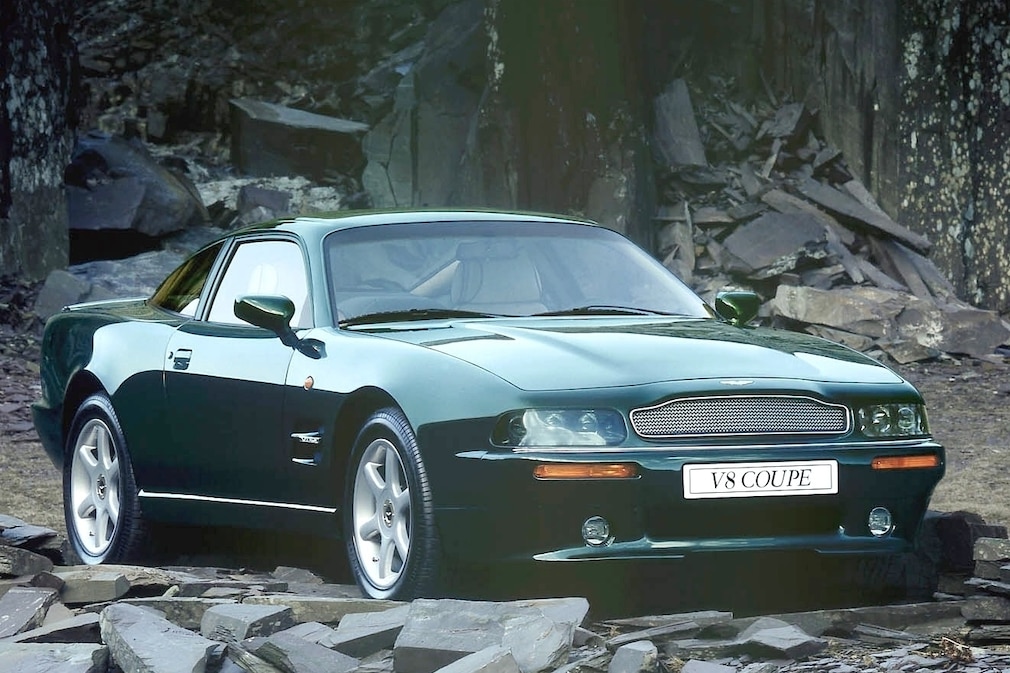 Aston Martin V8 Coupé stehend schräg von vorn