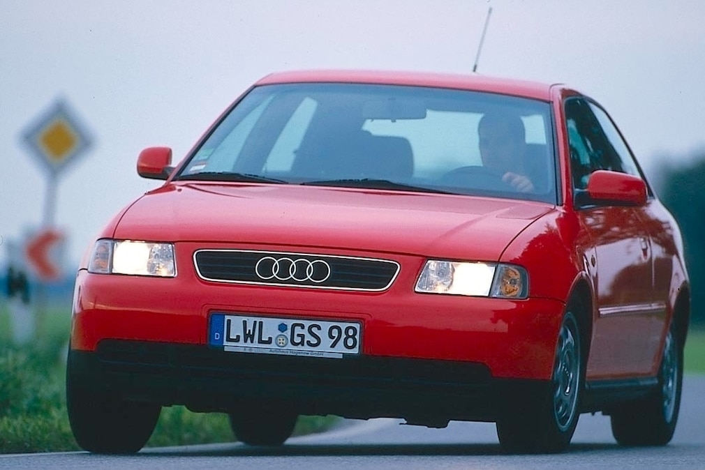 Audi A3 erste Generation, durch eine Kurve fahrend von vorn