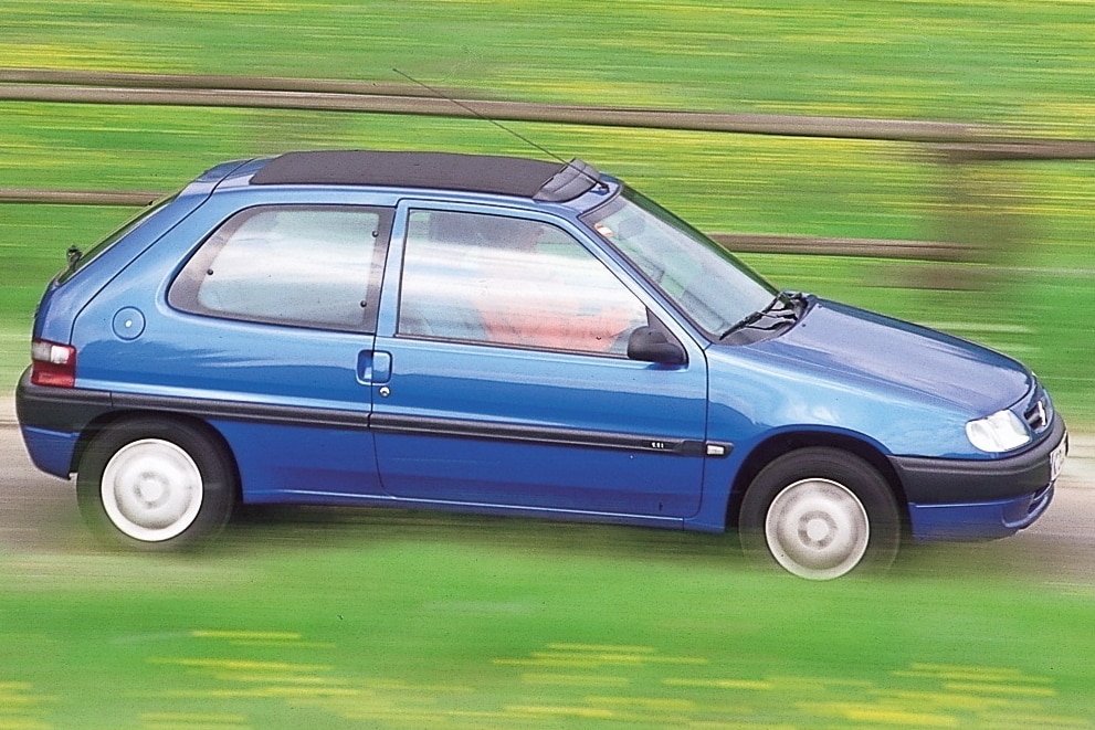 Citroën Saxo fahrend von der Seite