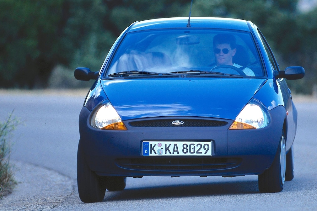 Ford Ka Mk1, durch eine Kurve fahrend von vorn