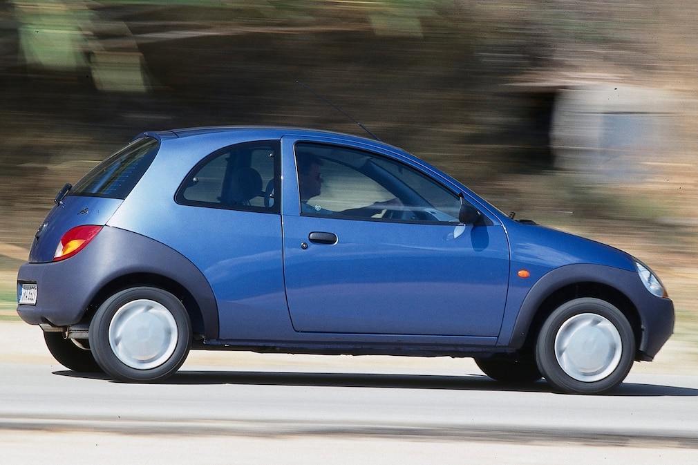 Ford Ka Mk1 fahrend von der Seite