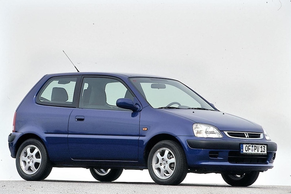 Honda Logo stehend schräg von vorn