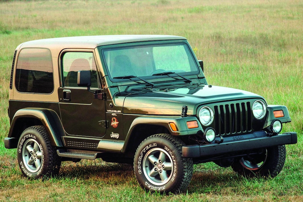 Jeep Wrangler TJ stehend schräg von vorn