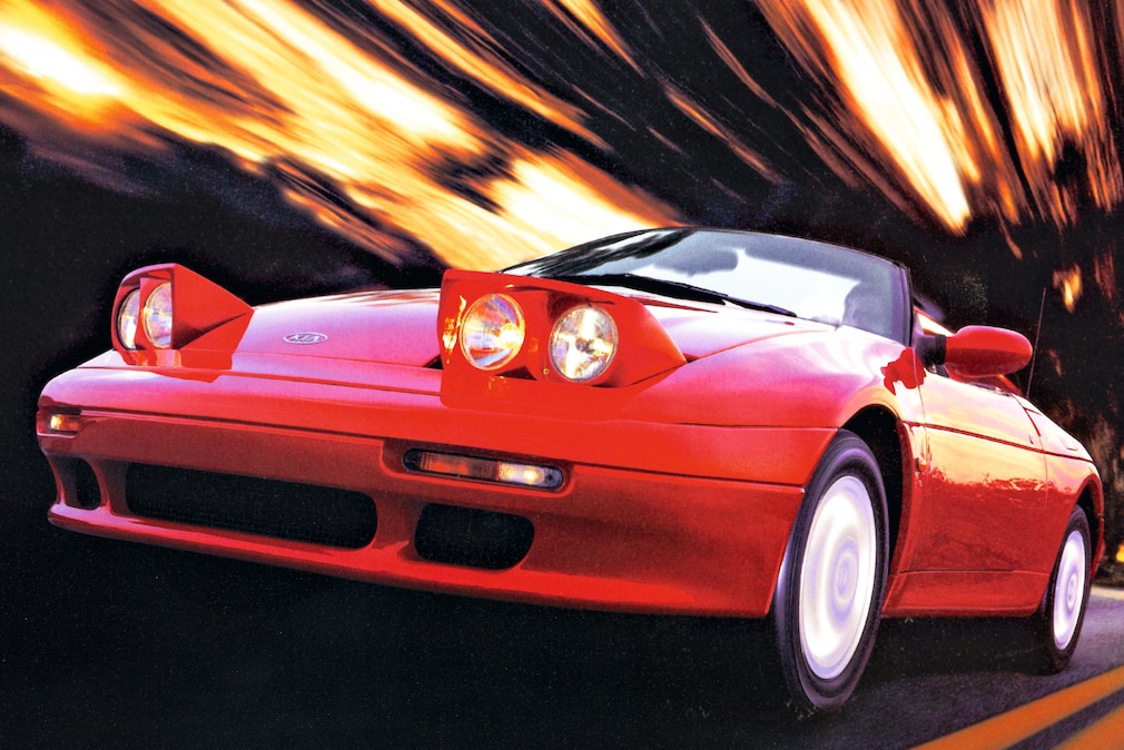Kia Elan fahrend schräg von vorn, Froschperspektive