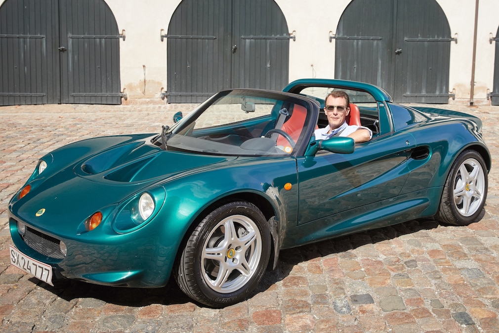 Lotus Elise stehend schräg von vorn