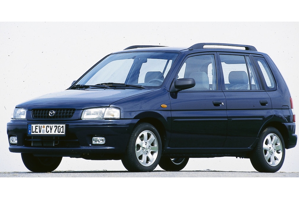 Mazda Demio stehend schräg von vorn