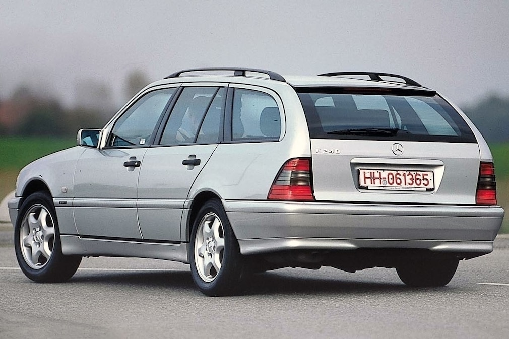 Mercedes C-Klasse T-Modell (S 202) fahrend schräg von hinten