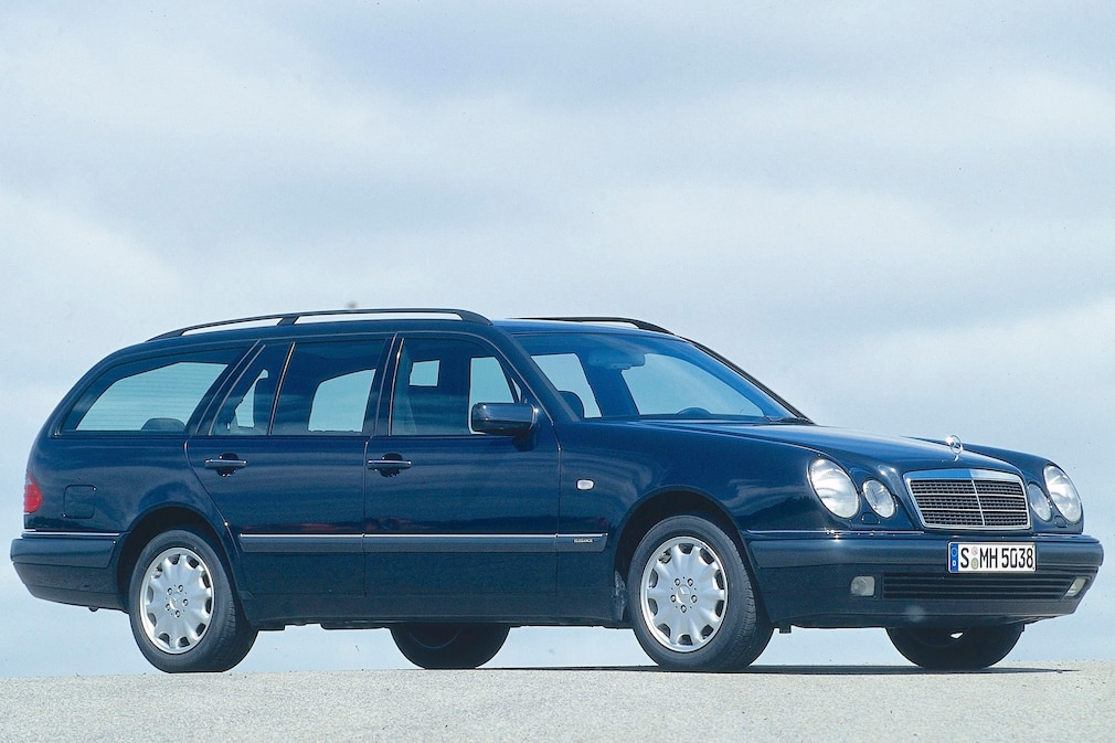 Mercedes E-Klasse T-Modell (S 210) stehend schräg von vorn