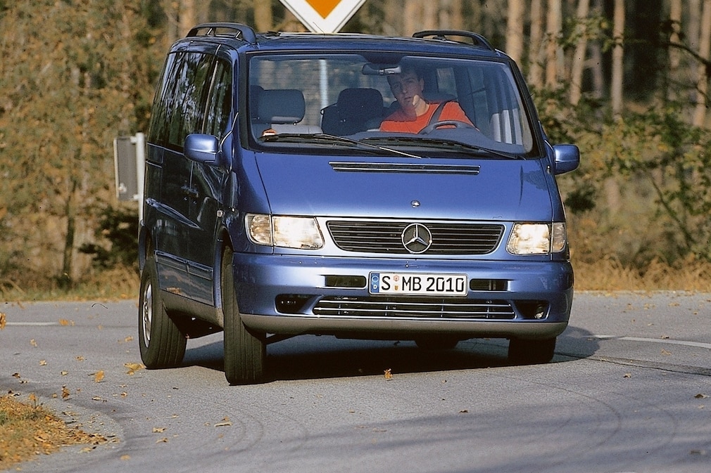 Mercedes V-Klasse (W 638), durch eine Kurve fahrend von vorn