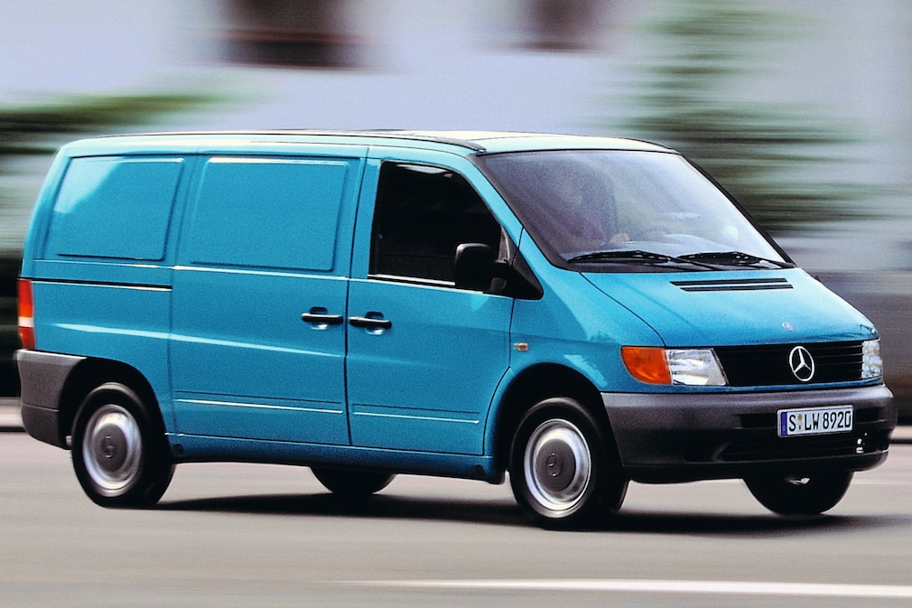 Mercedes Vito (W 638) fahrend von der Seite