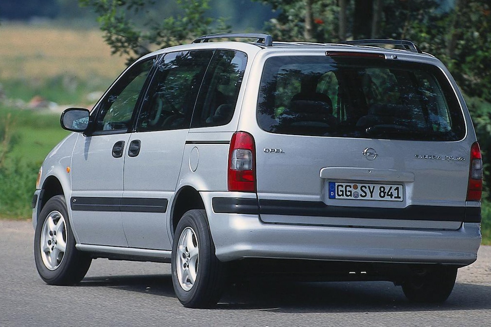 Opel Sintra fahrend schräg von hinten