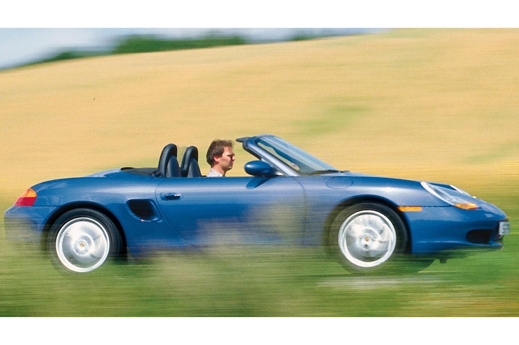 Porsche Boxster (Typ 986) fahrend von der Seite