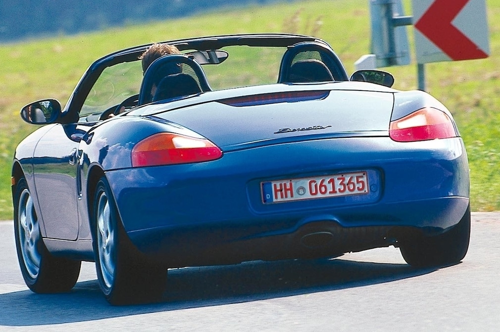 Porsche Boxster (Typ 986) fahrend von hinten