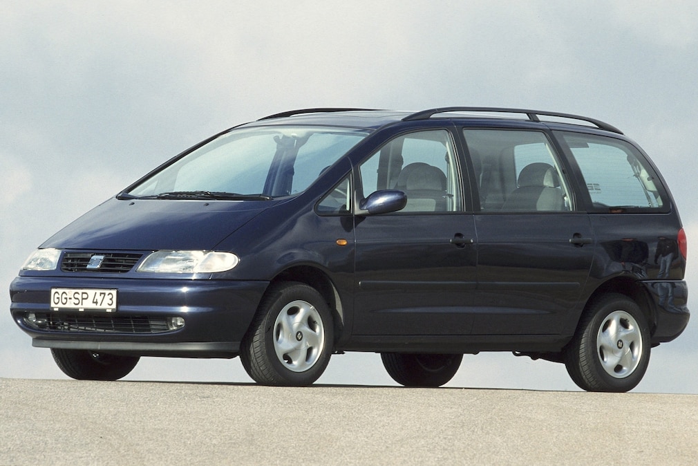 Seat Alhambra I stehend schräg von vorn