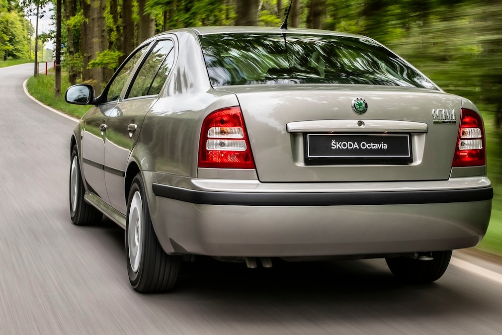 Skoda Octavia I fahrend von schräg hinten
