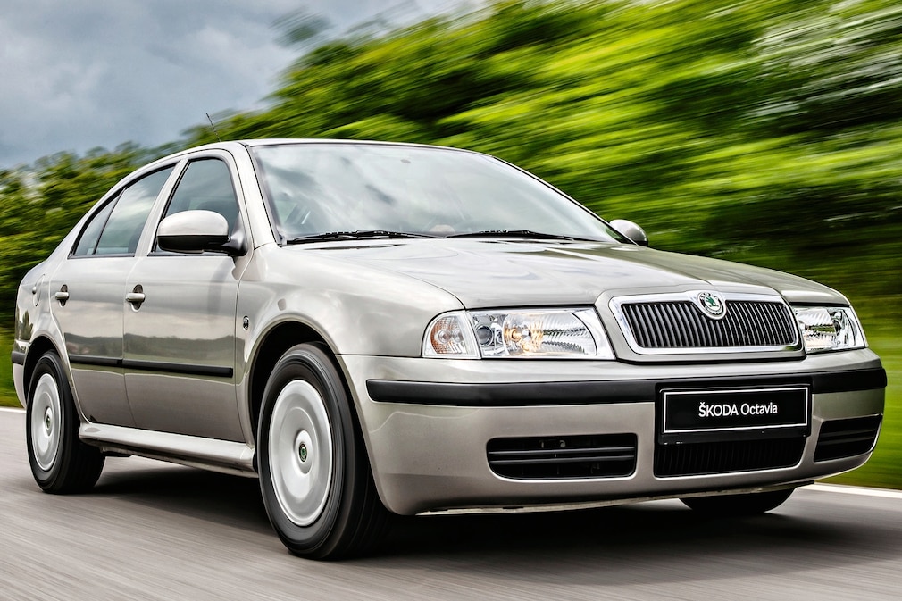 Skoda Octavia I fahrend von schräg vorn