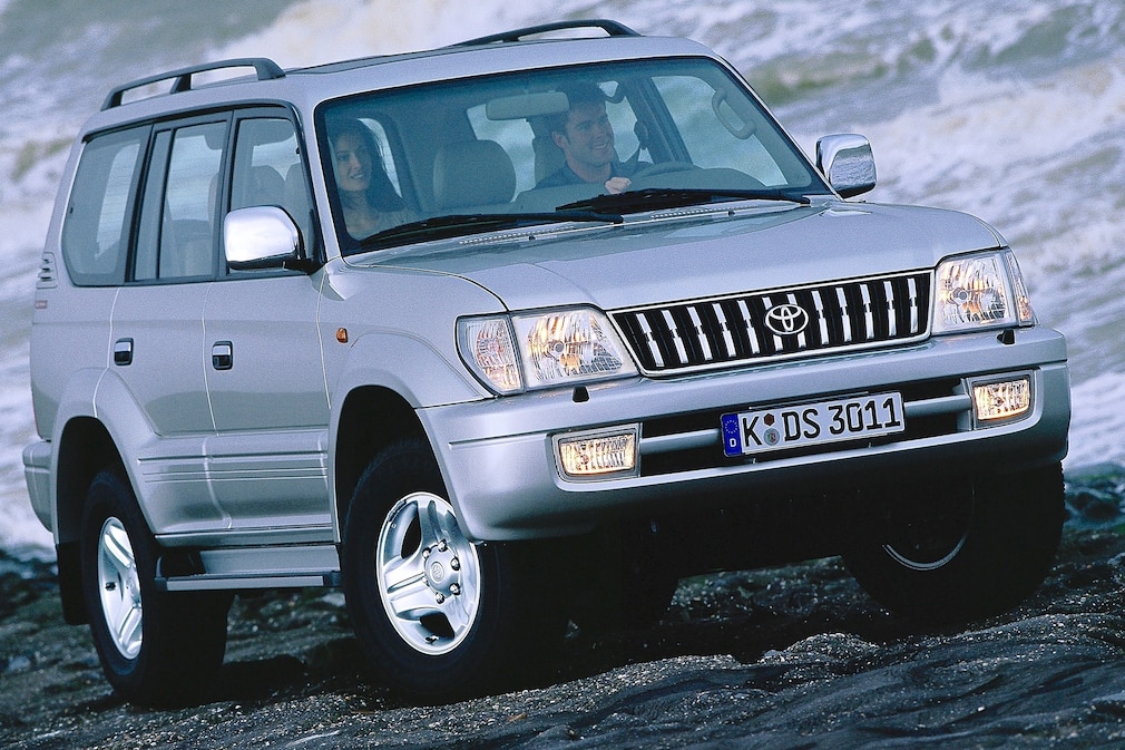 Toyota Land Cruiser 90 (J9) stehend schräg von vorn