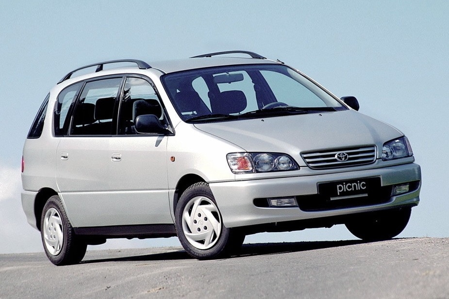 Toyota Picnic stehend schräg von vorn
