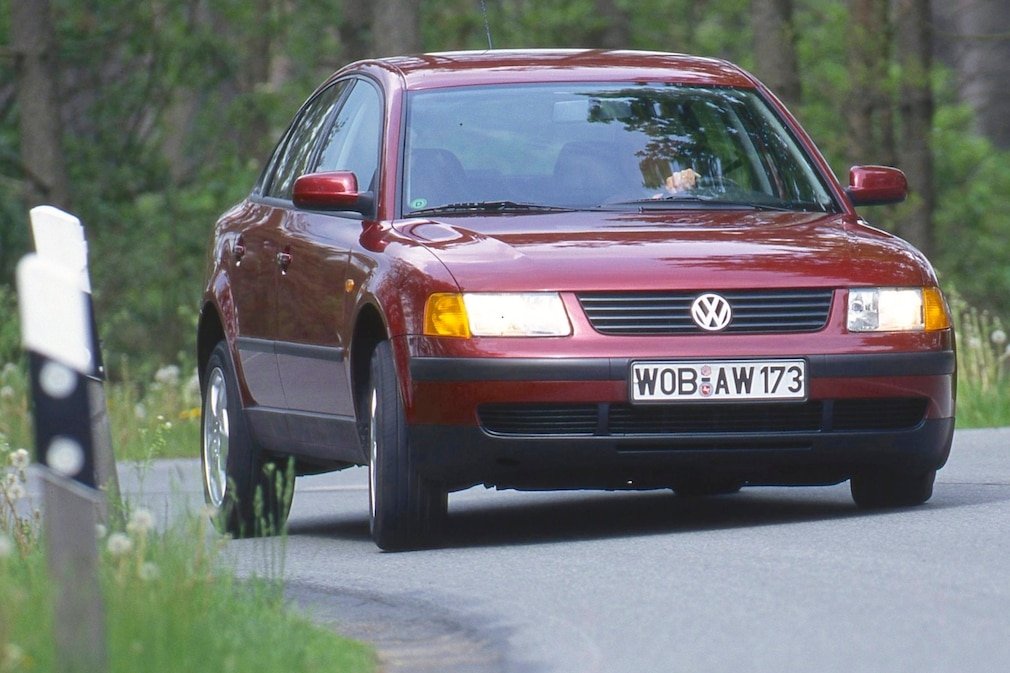 VW Passat B5 fahrend schräg von vorn