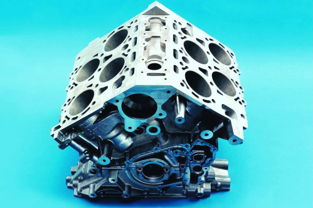 VW W8-Motor, die Zylinderköpfe abgenommen