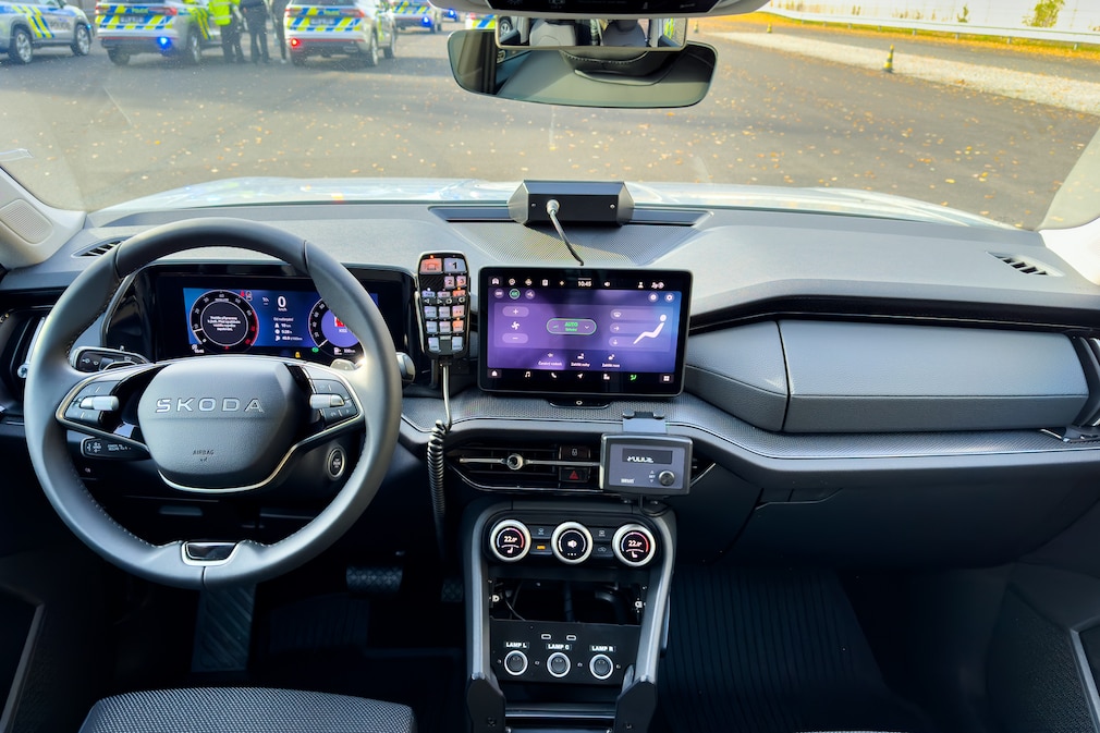 Das Cockpit des Skoda Kodiaqs der Polizei.