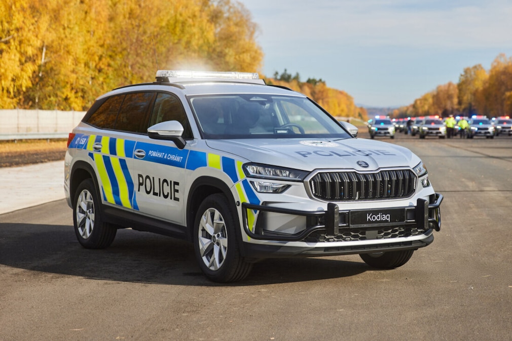 Der Skoda Kodiaq der tschechischen Polizei stehend auf einer Breiten Straße.