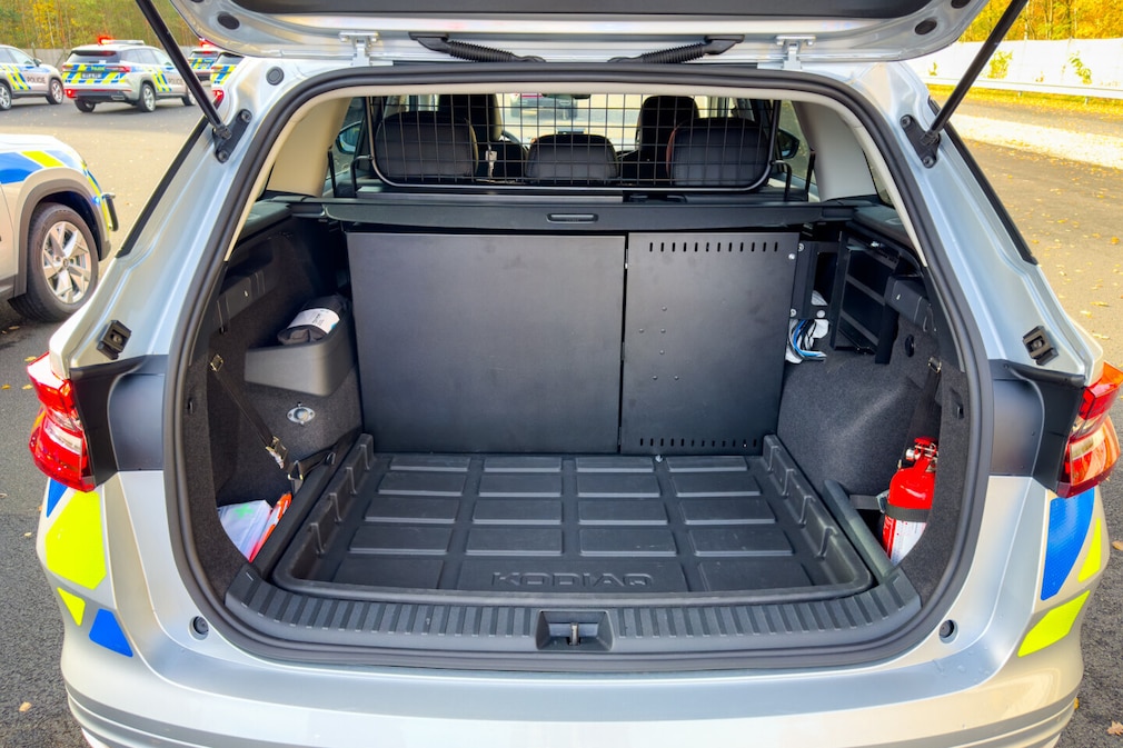 Kofferraum des Skoda Kodiaqs für die Polizei mit Waffenschrank.