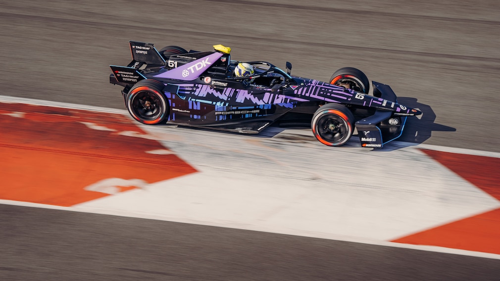 Porsche Formel-E Bolide auf Rennstrecke