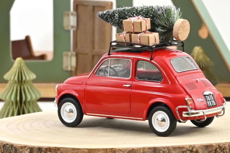 Fiat 500 L als Modellauto mit Weihnachtsbaum auf dem Dach