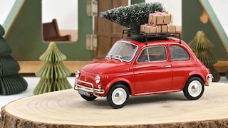 Modellauto Fiat 500 / Fiat Nuova 500 L mit Weihnachtsbaum