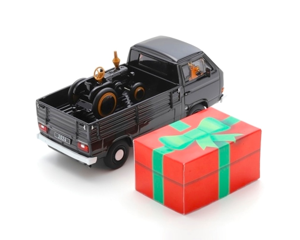Modellauto VW T3 Pritschenwagen mit Traktor auf der Ladefläche