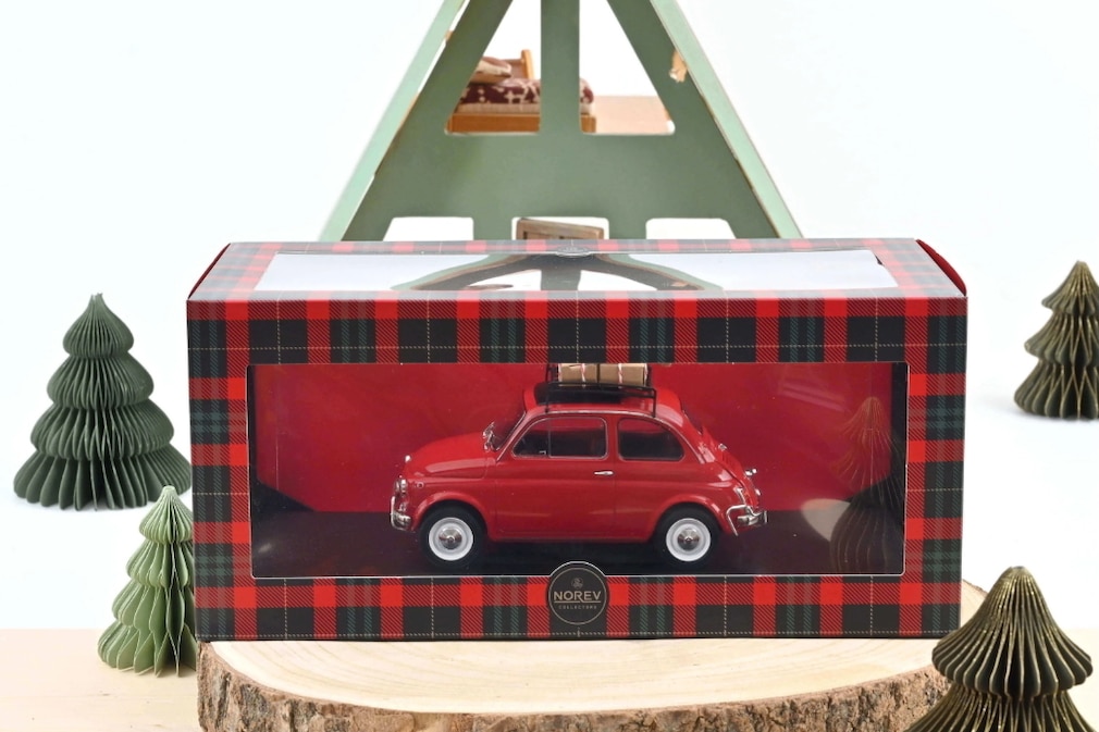 Rot-grün karierte Verpackung des Fiat 500 L als Modellauto mit Weihnachtsbaum auf dem Dach