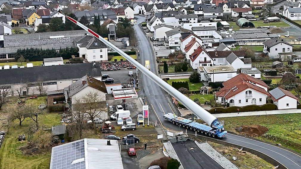 Schwerlast-Transport: So steuert man einen 24-Tonnen-Flügel