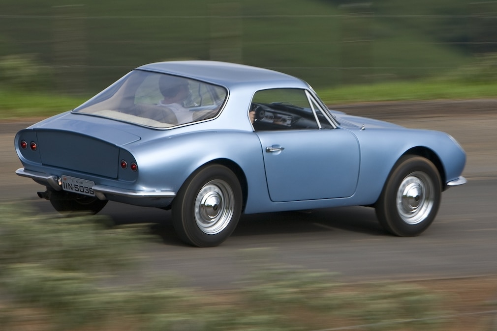 DKW-Vemag GT Malzoni fahrend von schräg hinten