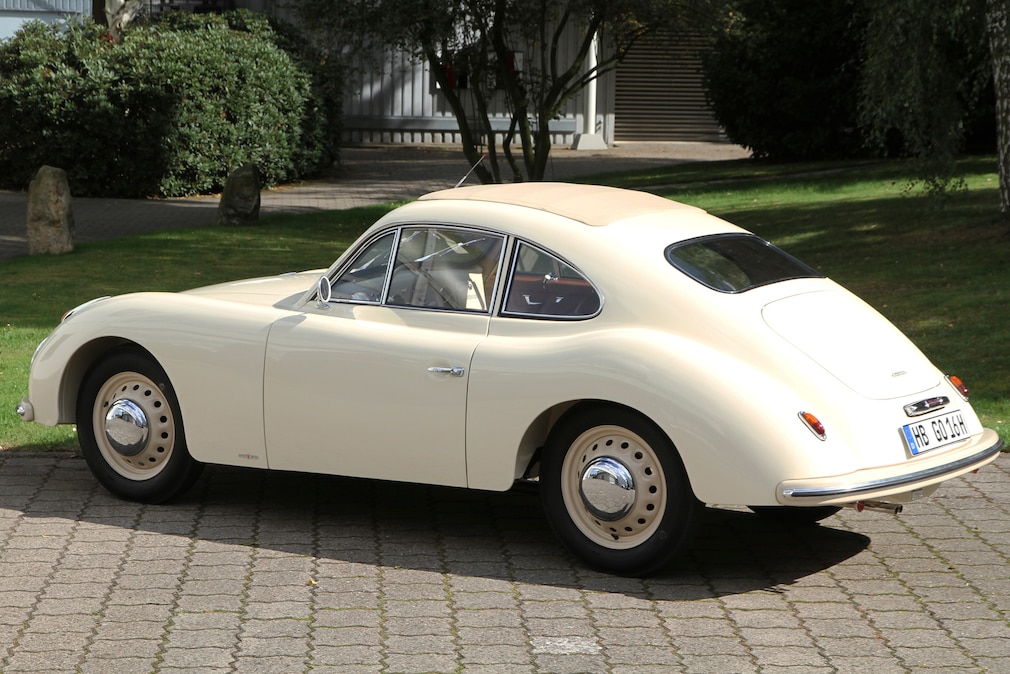 Goliath GP700 Sportcoupé stehend schräg von hinten