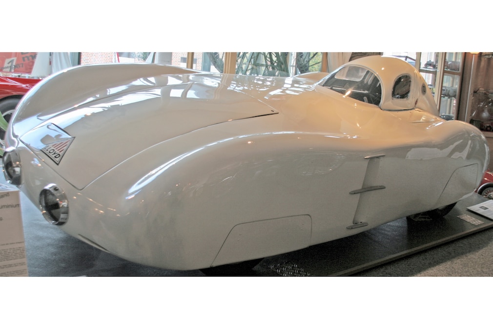 Lloyd-Rekordwagen stehend schräg von vorn in einem Museum